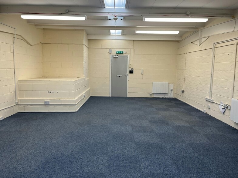 Edison Rd, Aylesbury to rent - Building Photo - Image 3 of 14