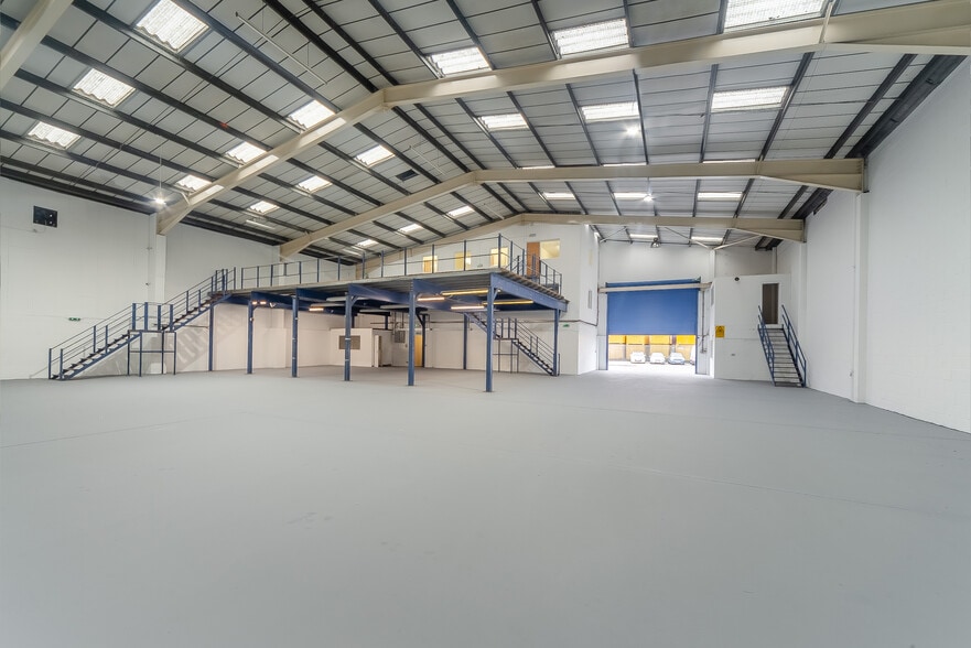 7-9 Manchester Way, Dagenham to rent - Interior Photo - Image 3 of 7