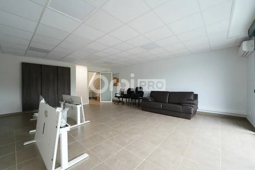 Office in Marcilly-d'Azergues to rent - Primary Photo - Image 1 of 5