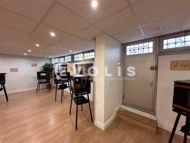 Light Industrial in Montrouge to rent - Interior Photo - Image 2 of 10