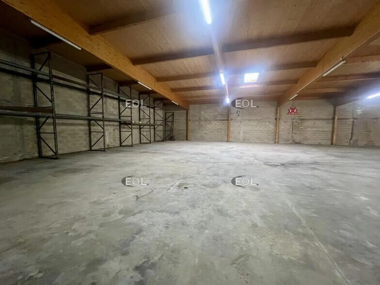 Light Industrial in Villeneuve-sous-Dammartin for sale - Interior Photo - Image 3 of 6