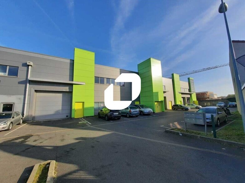 Light Industrial in Morangis to rent - Building Photo - Image 1 of 16