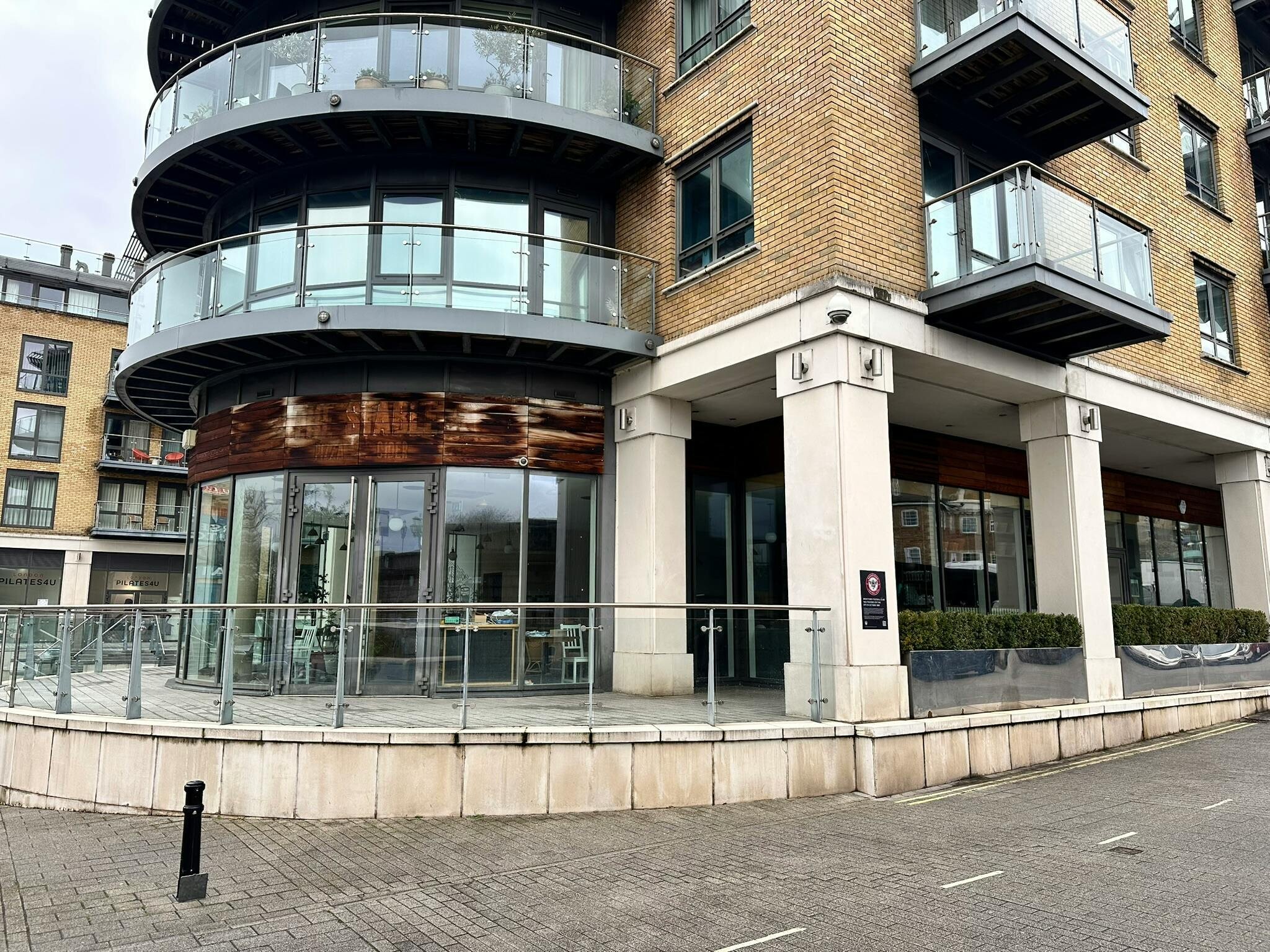 Kew Bridge Rd, Brentford to rent Building Photo- Image 1 of 12