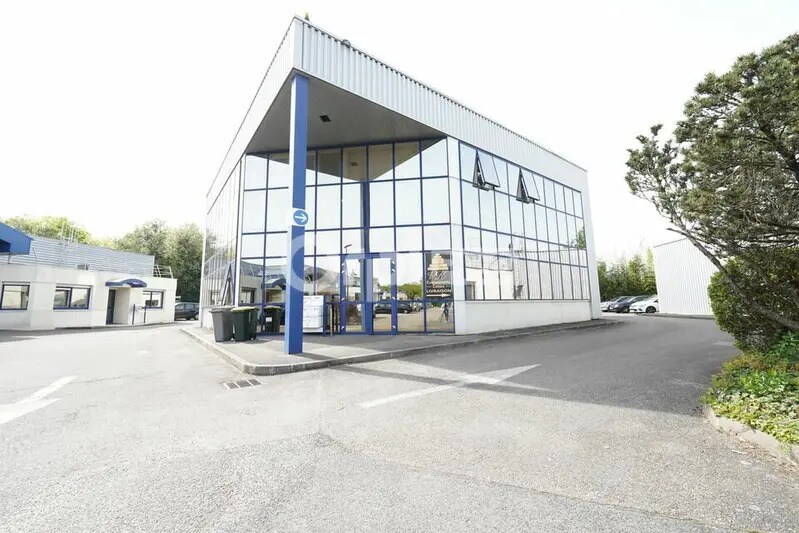 Office in Saint-Genis-Laval to rent - Building Photo - Image 2 of 6