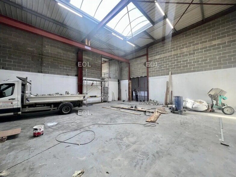 Light Industrial in Le Thillay to rent - Construction Photo - Image 3 of 4