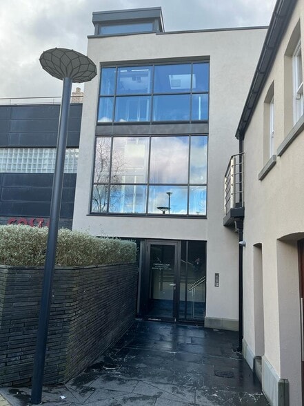 31-37 Caroline St, Bridgend to rent - Building Photo - Image 2 of 3