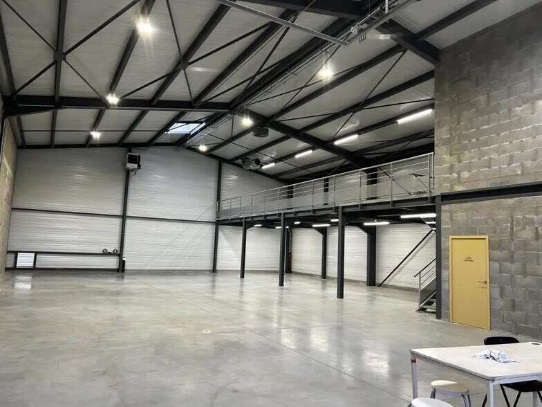 20-26 Rue Marius Grosso, Vaulx-en-Velin to rent - Building Photo - Image 3 of 17