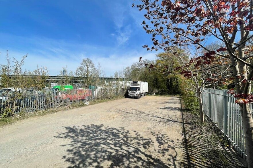 Tolpits Ln, Watford to rent - Building Photo - Image 2 of 4