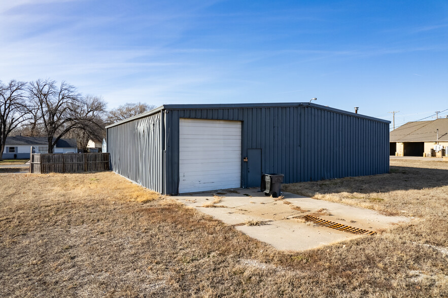 2 Flex Buildings With Yard In Haysville portfolio of 2 properties for sale on LoopNet.co.uk - Building Photo - Image 3 of 17