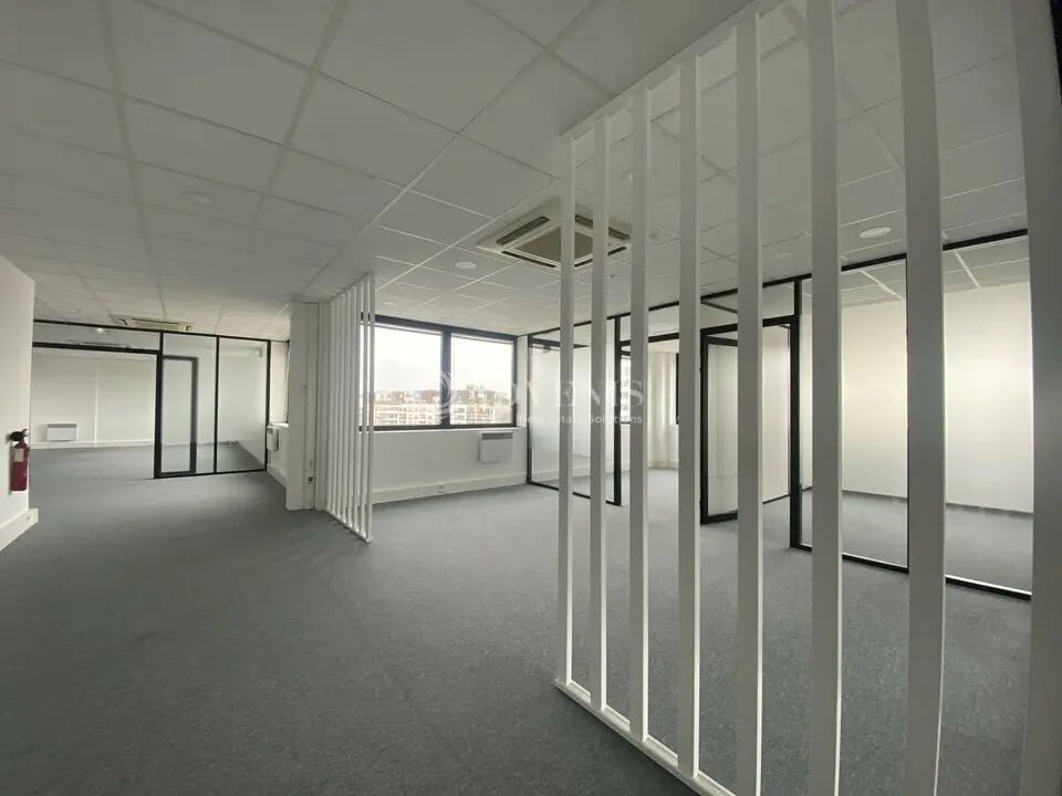 Location Bureaux 324 m² - Photo 1