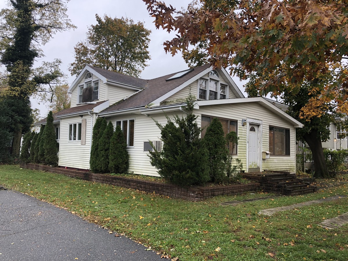 304 Larkfield Road (and 5th Ave) - East Northport, NY for Sale | LoopNet UK