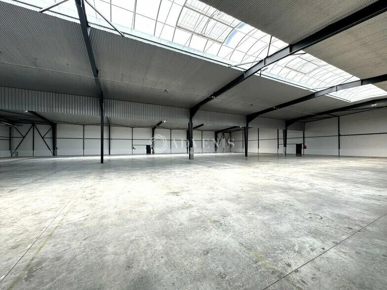 Industrial in Goussainville to rent - Building Photo - Image 2 of 11