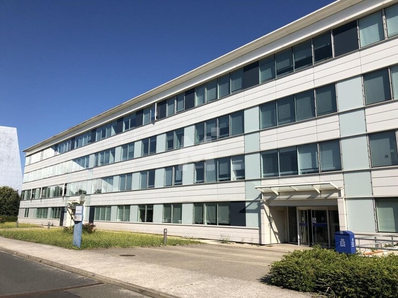 Office in Lieusaint to rent - Building Photo - Image 2 of 20