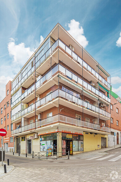 Calle de Veza, 47, Madrid, Madrid for sale - Primary Photo - Image 1 of 2