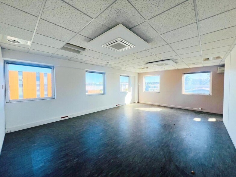 17 Rue Des Frères Lumière, Plaisir to rent - Interior Photo - Image 2 of 11