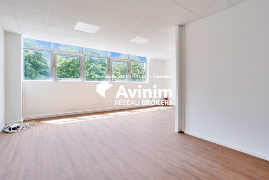 Industrial in SAINT-OUEN-L'AUMONE to rent - Interior Photo - Image 2 of 3