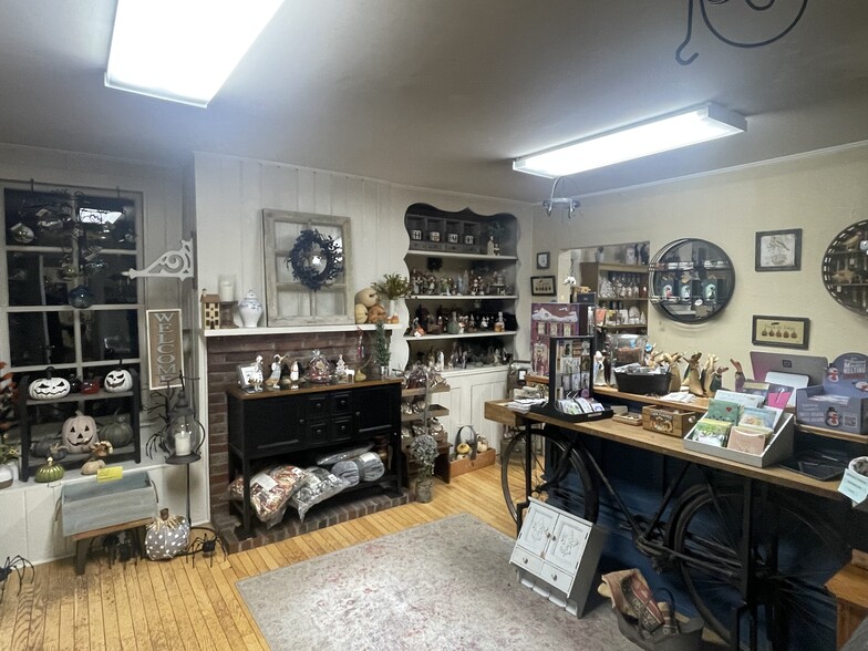 213-215 E Main St, Ligonier, PA for sale - Interior Photo - Image 3 of 14