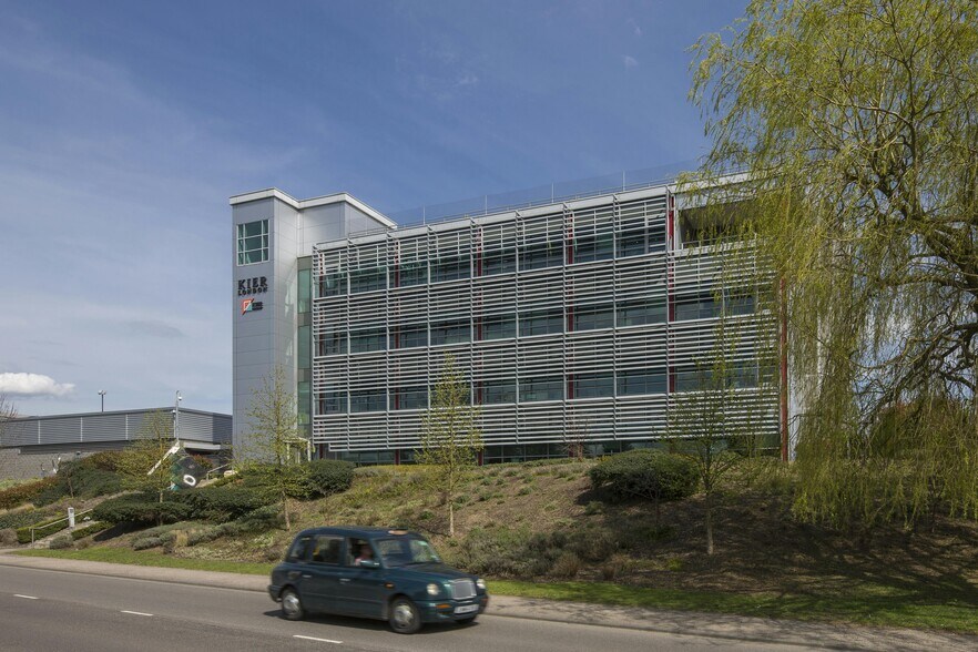 2 Langston Rd, Loughton to rent - Building Photo - Image 3 of 4