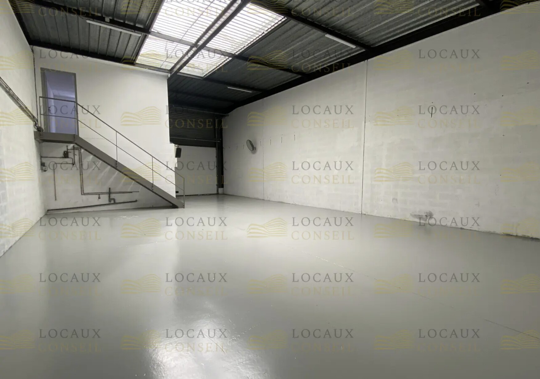 Industrial in Saint-Ouen-l'Aumône to rent Interior Photo- Image 1 of 5