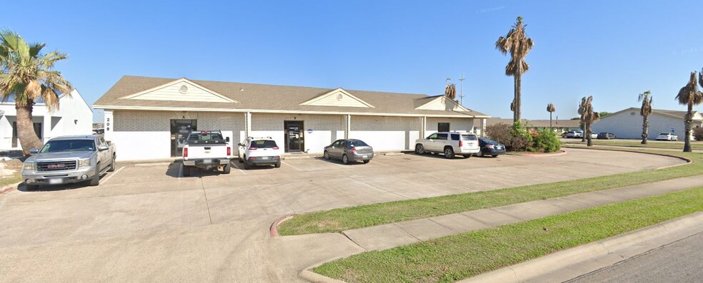 209 Cedar Dr, Portland, TX for rent - Primary Photo - Image 1 of 6