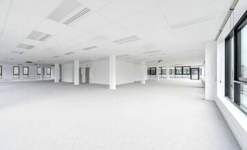 Light Industrial in Limonest to rent Interior Photo- Image 2 of 5