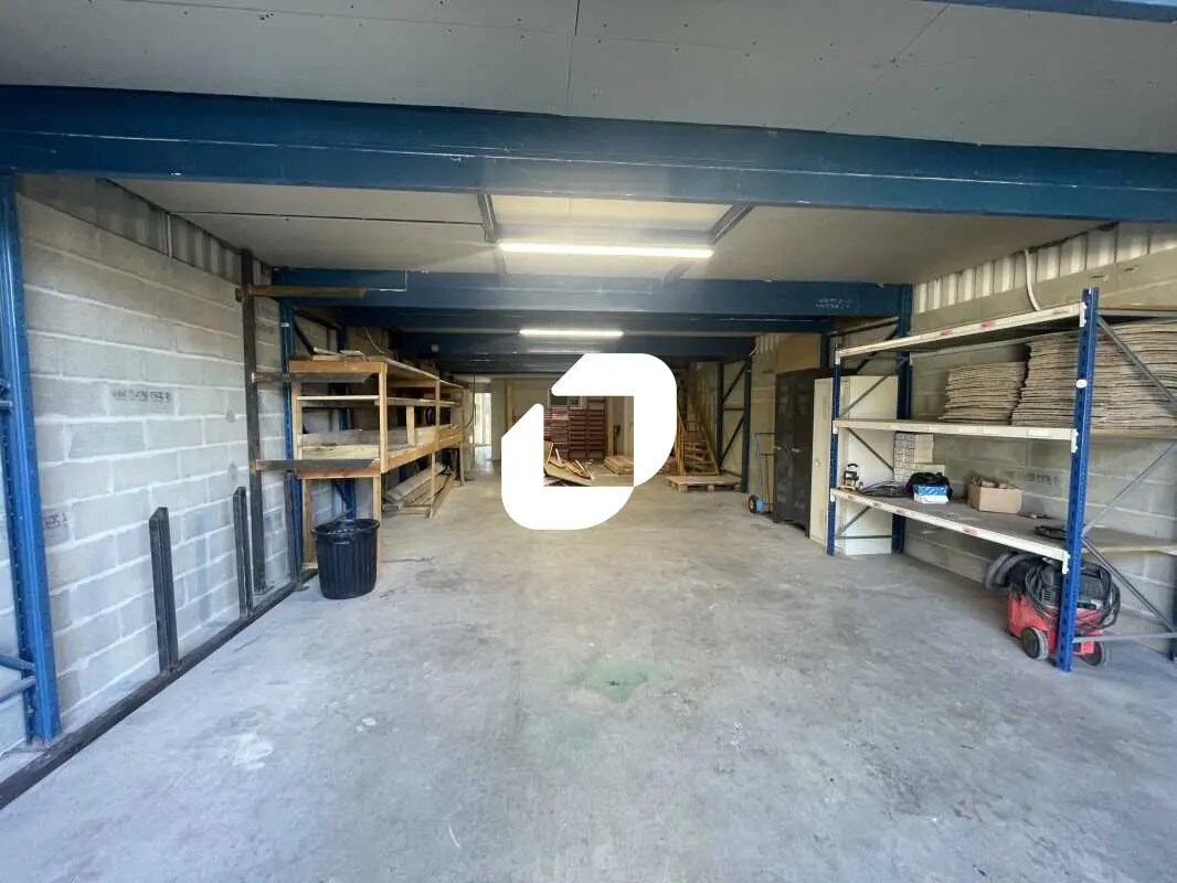 Office in SAINT-JEAN-D'ILLAC to rent Interior Photo- Image 1 of 9