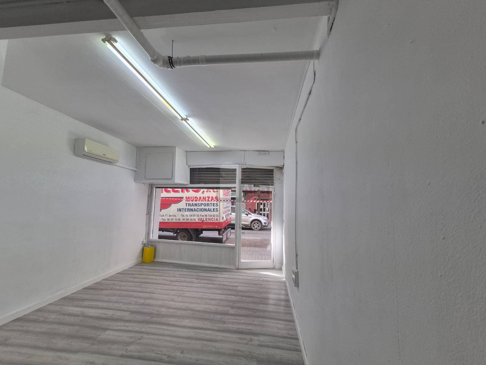 Retail in València, Valencia to rent Interior Photo- Image 1 of 9