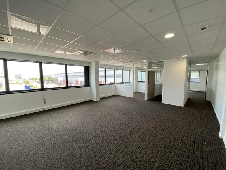 Light Industrial in Meyzieu to rent - Building Photo - Image 2 of 6