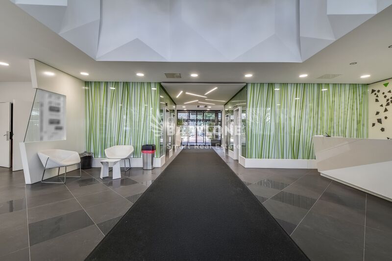 Office in Issy-les-Moulineaux to rent - Lobby - Image 3 of 20