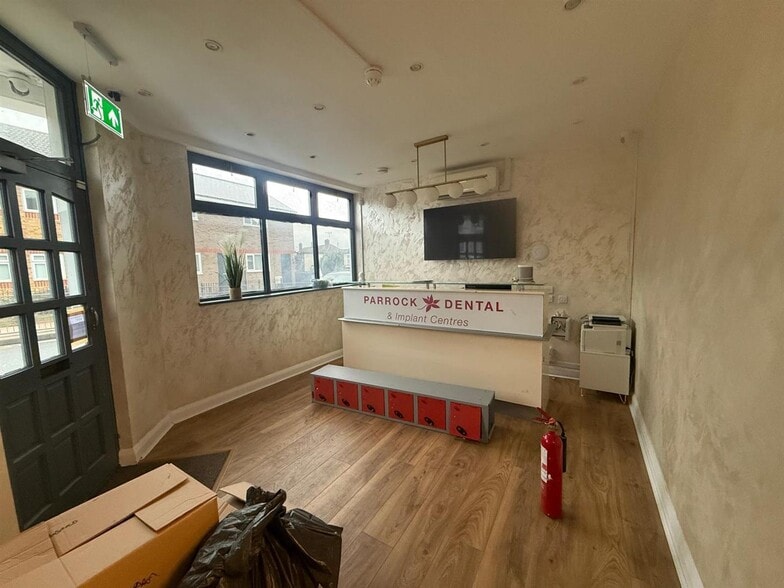 69 Perry St, Northfleet to rent - Building Photo - Image 2 of 6