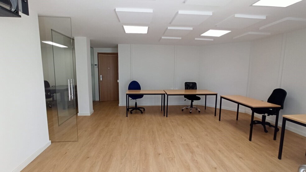 Office in Barcelona, Barcelona to rent - Interior Photo - Image 2 of 2