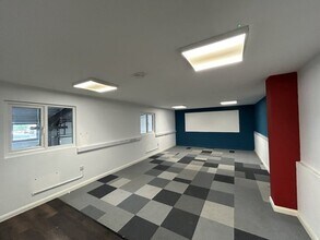 Hewell Rd, Redditch to rent Interior Photo- Image 2 of 3