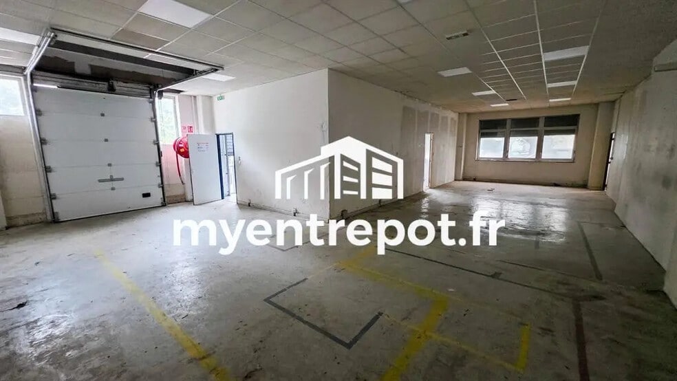 Light Industrial in Marseille to rent - Interior Photo - Image 1 of 9