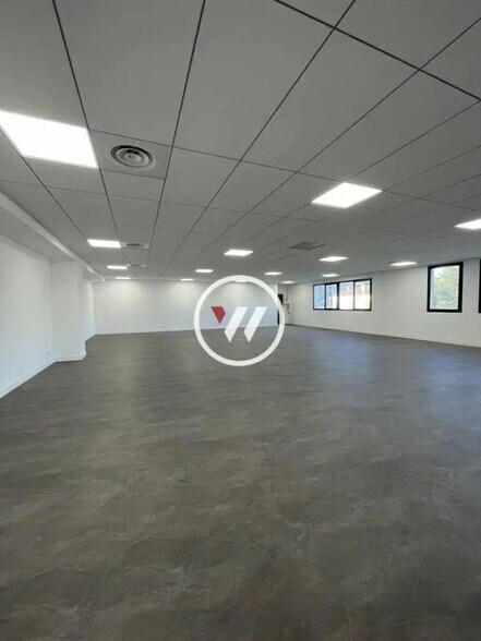 Office in Aubagne to rent - Building Photo - Image 3 of 9