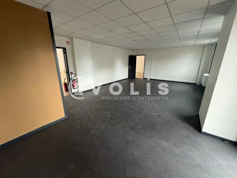 1-13 Chemin De L'Industrie, Dardilly to rent - Interior Photo - Image 3 of 7