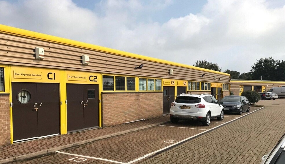 Vanguard Way, Southend On Sea to rent - Building Photo - Image 3 of 9