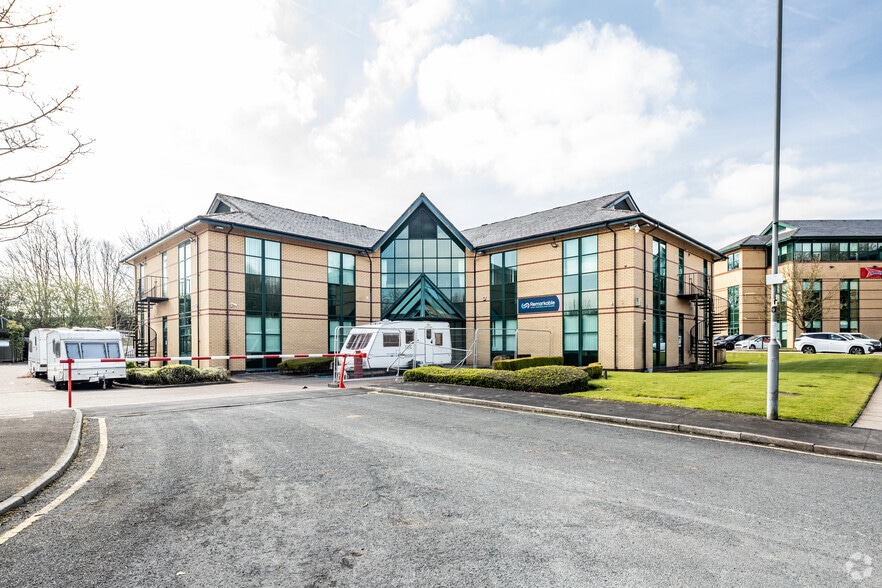 11 The Parks, Newton Le Willows to rent - Building Photo - Image 2 of 2