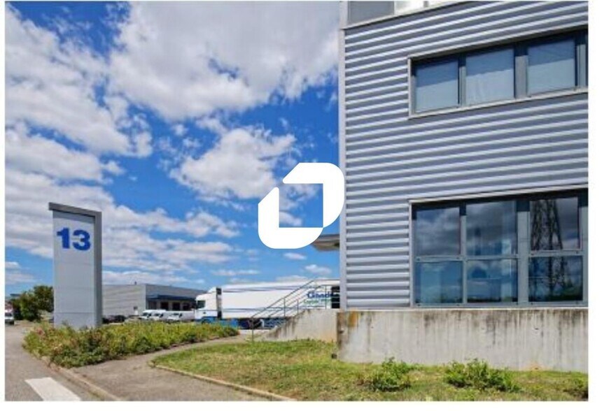 Industrial in Mions to rent - Building Photo - Image 2 of 10
