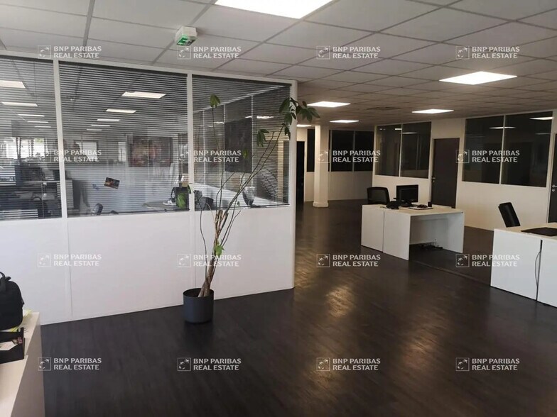 Light Industrial in Neuilly-Plaisance for sale - Interior Photo - Image 2 of 9