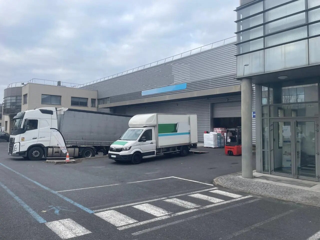 Office in Gennevilliers to rent Building Photo- Image 1 of 13