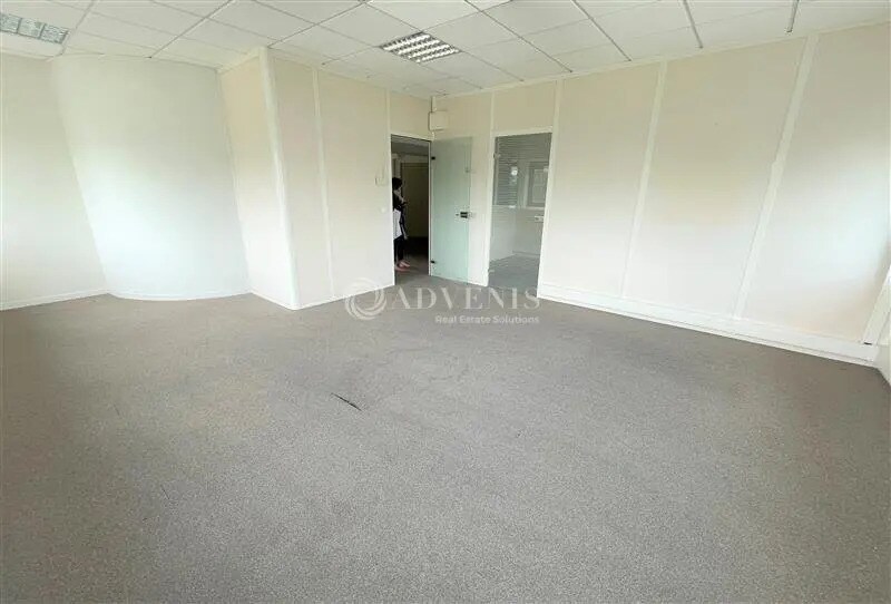 Office in Roissy-en-France to rent - Interior Photo - Image 3 of 8