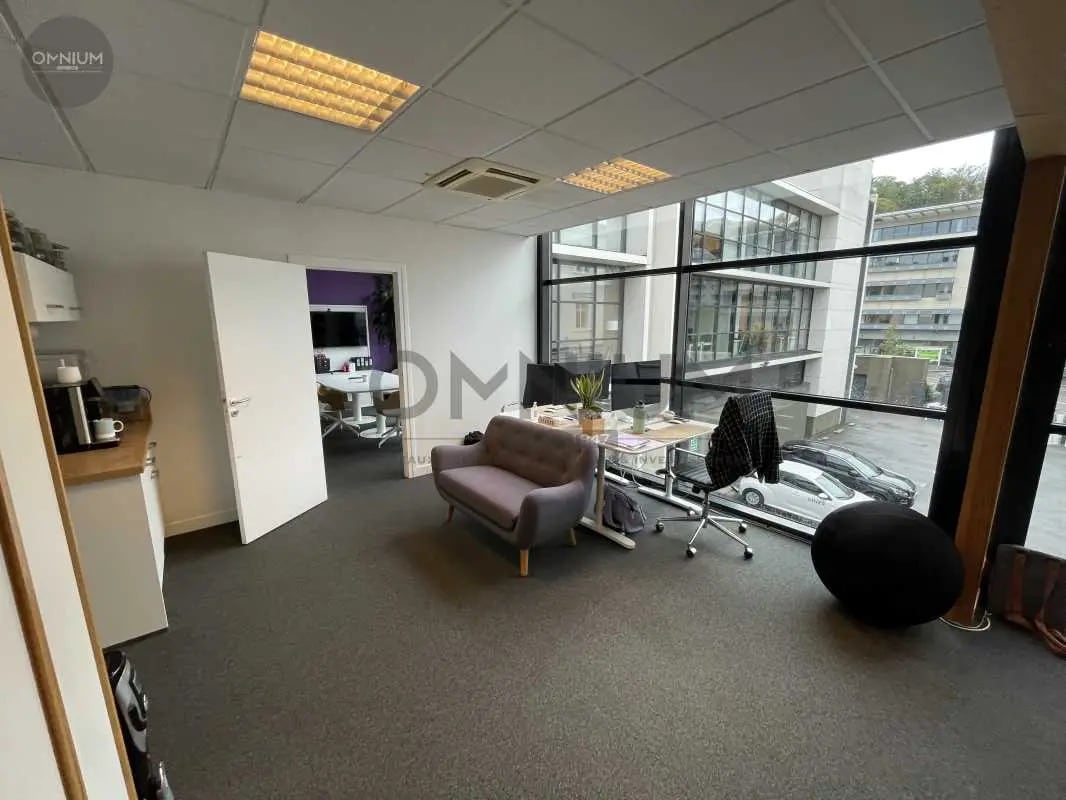 Office in Lyon to rent Building Photo- Image 1 of 10