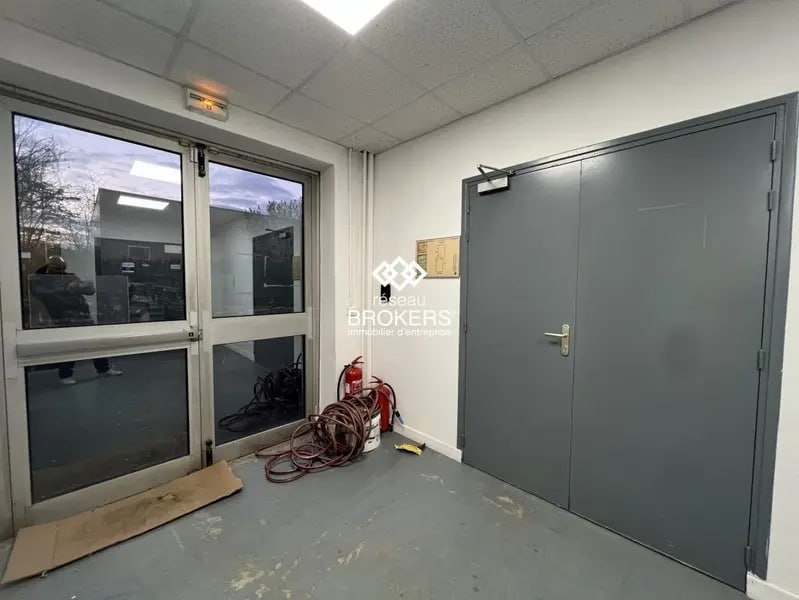 Light Industrial in Les Ulis to rent Interior Photo- Image 1 of 6
