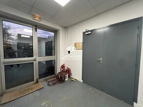 Light Industrial in Les Ulis to rent Interior Photo- Image 1 of 6
