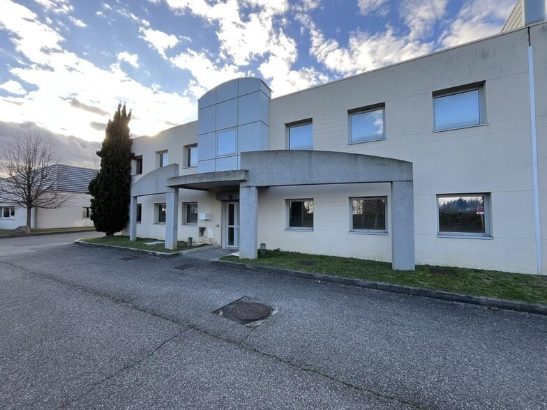 36 Rue Champ Dolin, Saint-Priest to rent - Building Photo - Image 2 of 18