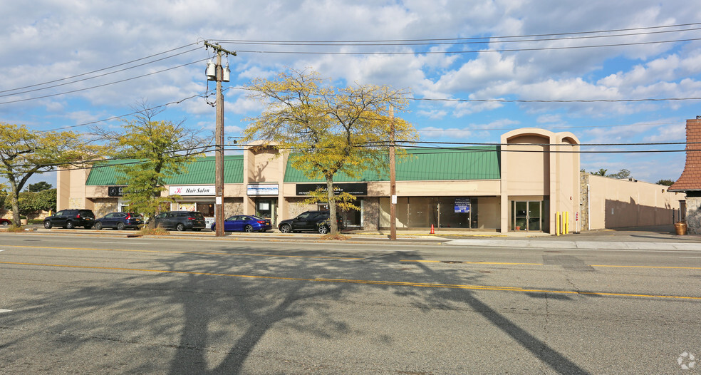 240-260 W Old Country Rd, Hicksville, NY for sale - Building Photo - Image 1 of 1