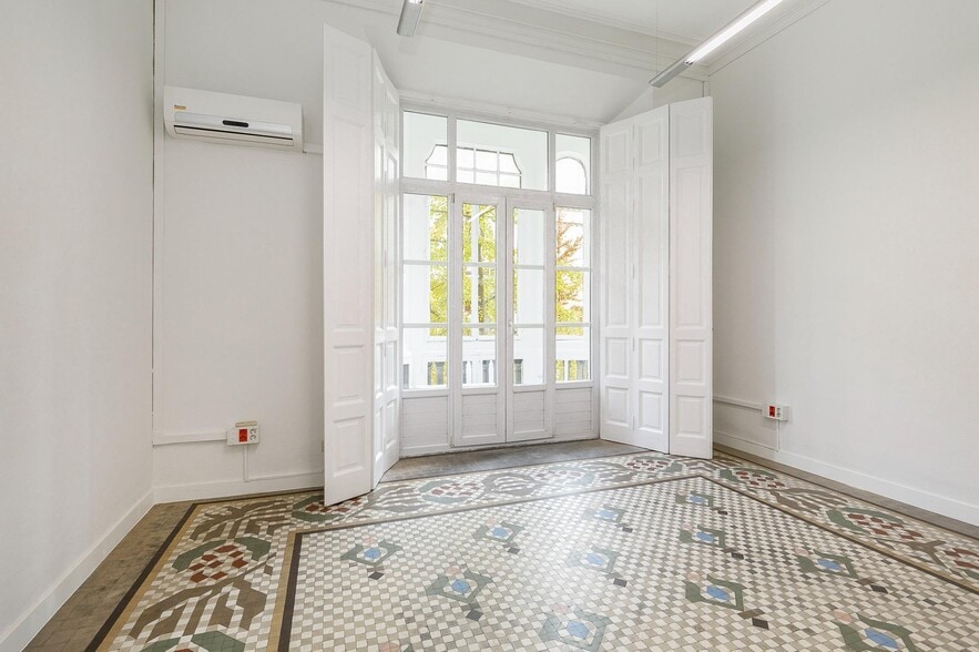 Calle Gran Vía de Colón, 29, Granada, Granada for sale - Building Photo - Image 1 of 32