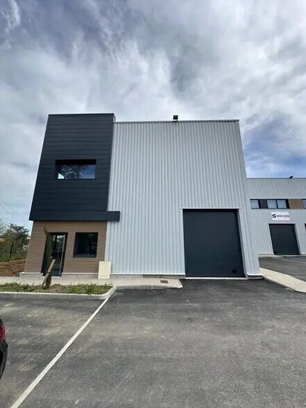 Light Industrial in La Tour-de-Salvagny for sale - Building Photo - Image 1 of 7