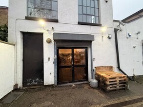 21-22 Turle Rd, London to rent Interior Photo- Image 2 of 5