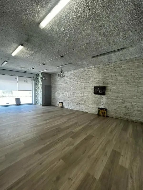 Location Commerce 120 m² - Photo 1